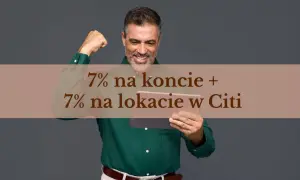 Uśmiechnięty mężczyzna z tabletem, zaciśniętą pięścią i tekstem "7% na koncie + 7% na lokacie w Citi".