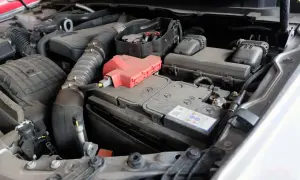 Compartimento del motor con batería visible. Para saber qué batería lleva tu coche, revisa la etiqueta de la batería actual o consulta el manual del vehículo.