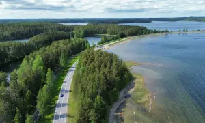 Malownicze jeziora i lasy Finlandii. Droga wije się wśród zieleni, idealna na podróż, by odkryć, co zobaczyć w Finlandii.
