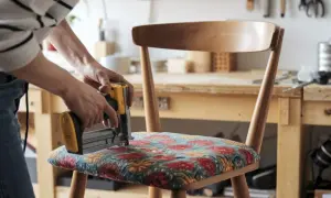 Jak obić krzesło? Odnów mebel i oszczędź poradnik DIY!
