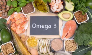 Vielfalt an Omega 3 Lebensmitteln: Lachs, Makrele, Garnelen, Sardinen, Walnüsse, Mandeln, Leinsamen, Avocado, Brokkoli, Eier und Öl.