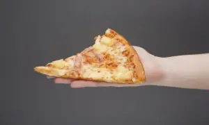 Ile kalorii ma kawałek pizzy? Sprawdź i jedz świadomie!