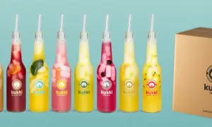 Reihe von Kukki Cocktails in Flaschen mit Früchten und Eis, daneben eine Pappbox.