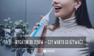 Kobieta używa irygatora do zębów, by zadbać o higienę jamy ustnej. Czy warto go używać?