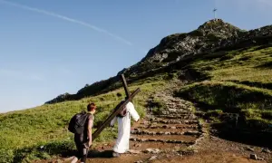 Krzyż na Giewoncie – Jego Historia i Znaczenie dla Tatr i Pielgrzymów