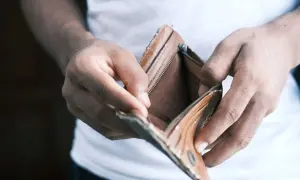 Puste, zniszczone etui na pieniądze w dłoniach. Czy to początek upadłości? Sprawdź cennik usług.