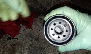 Toyota Yaris 1.0: Ile oleju do silnika? Poznaj szczegóły wymiany