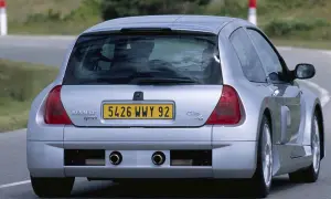 Srebrne Renault Clio V6 z podwójnym wydechem i tablicą rejestracyjną 5426 WWY 92 jedzie po drodze.