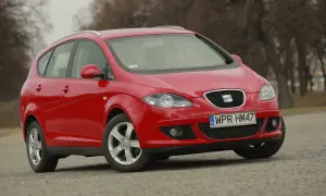Czerwony Seat Altea z nowymi żarówkami z przodu, gotowy do jazdy.