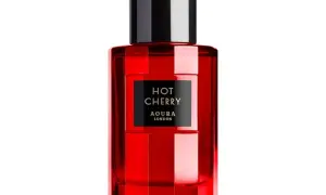 Elegancka, czerwona butelka perfum "Hot Cherry" od Aoura London.
