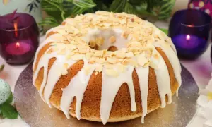 Babka majonezowa Ani Gotuje, udekorowana lukrem i płatkami migdałów, prezentuje się pysznie.