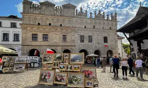 Kazimierz Dolny atrakcje: Rynek z kamienicami i straganami z obrazami.