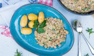 Ein köstliches Gericht mit dicken Bohnen in cremiger Sauce, serviert mit kleinen Kartoffeln. Ein einfaches, aber leckeres dicke bohnen rezept.