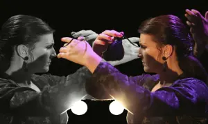 Una bailaora flamenca, con su elegante vestido, hace sonar la cachucha.