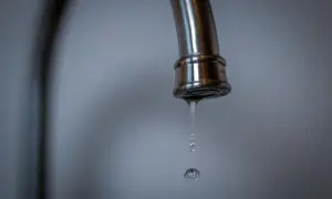 Tropfender Wasserhahn, ein Symbol für den durchschnittlichen Wasserverbrauch von 2 Personen.