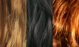 Tre ciocche di capelli: biondo dorato, castano scuro e rosso ramato. Un aiuto visivo per capire che colore di capelli mi sta bene.