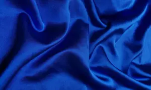 Błękitna krepa, co to? Miękki, lejący się materiał o subtelnym połysku, idealny na eleganckie kreacje.