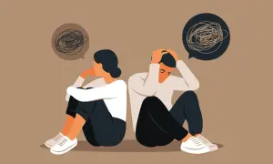 Twee mensen zitten rug aan rug, met hun hoofd in hun handen. Ze voelen zich verloren en alleen, alsof ze je niet thuis voelen bij je familie.