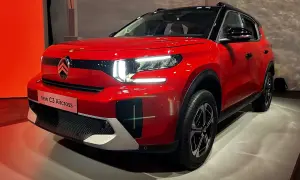 Nowy Citroen C3 Aircross w czerwieni, z nowoczesnymi światłami LED. Sprawdź atrakcyjną citroen c3 aircross cena.