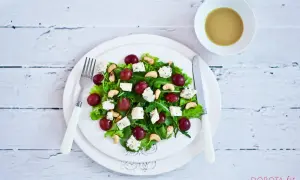 Sałatka z serem pleśniowym, winogronami i orzechami nerkowca. Idealna na lekki lunch.