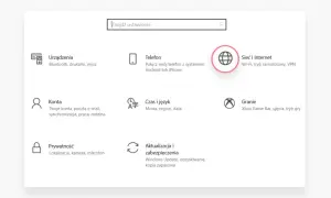 Ustawienia sieci i Internetu, gdzie można skonfigurować Wi-Fi, tryb samolotowy i VPN, a także sprawdzić status połączenia z routerem.