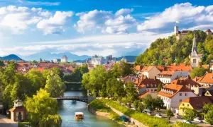 Ljubljana, Slowenien: malerische Altstadt mit Burg, Fluss und grünen Hügeln. Entdecken Sie Slowenien Geheimtipps in dieser charmanten Stadt.