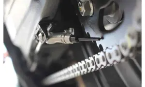 System automatycznego smarowania łańcucha w motocyklu, zapewniający płynną jazdę i dłuższą żywotność napędu.