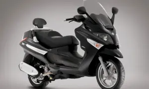 Elegancki, czarny Piaggio X9 250 z wygodnym siedzeniem i dużym przednim wiatrochronem, gotowy na miejskie podróże.