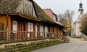 Drewniane domy i kościół z wieżą w Zakliczynie. Atrakcje tego miasteczka przyciągają turystów.
