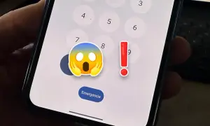¡Ayuda! Olvidé cómo cambiar la contraseña del móvil. La pantalla muestra números y emojis de sorpresa y alerta.
