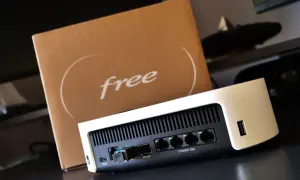 Freebox Delta avec sa boîte. L'arrière du boîtier montre les ports Ethernet et SFP. Espérons qu'il n'y ait pas de freebox coupure internet.