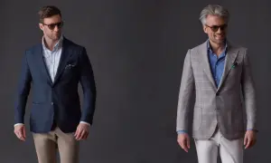 Eleganckie stylizacje dla mężczyzn: jak ubrać się na chrzciny jako gość. Granatowa marynarka z beżowymi spodniami lub szara w kratę z białymi.