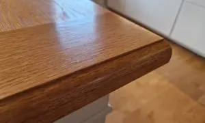 Vacker lacka ekbord med tydlig ådring. Perfekt för köket eller matsalen.