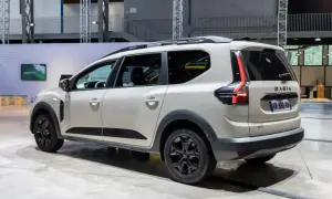 Biały Dacia Jogger, wszechstronny mpv, prezentuje się na wystawie.