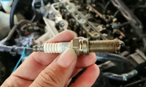 Porównanie świecy irydowej a zwykłej. Widać zużycie na elektrodzie.