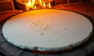 Jak przenieść pizzę na kamień bez łopatki? Proste metody