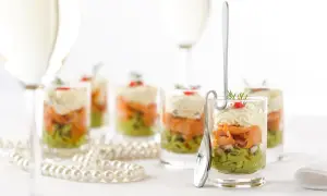 Verrines avocat saumon, une délicieuse entrée en couches, prête à être dégustée.