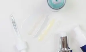 Kwas szikimowy i inne kosmetyczne konsystencje w tubkach i pipetach.