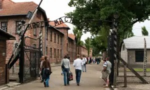 Jak się ubrać do Auschwitz, by okazać szacunek i komfort?