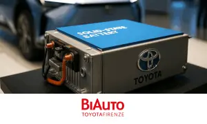 Un accumulatore allo stato solido Toyota, con logo e scritta "Solid-State Battery", pronto per rivoluzionare il futuro dell'elettrico.