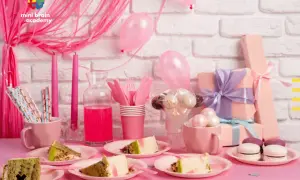 Różowy zestaw urodzinowy dla dziewczynki: torty, prezenty, balony i słodkości.