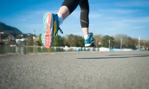 Bieganie na przodostopiu: Jak zacząć bezpiecznie i uniknąć kontuzji?