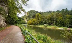 Ścieżka nad Dunajcem w drodze do Czerwonego Klasztoru w Szczawnicy. Malowniczy krajobraz Pienin.