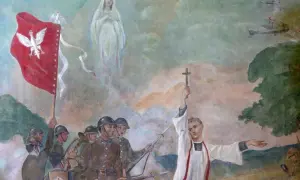 Żołnierze z biało-czerwoną flagą i kapłan z krzyżem, nad nimi Matka Boska. Obraz nawiązuje do cudu nad Wisłą, Maryja wspiera walczących.