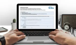 Laptop z otwartym formularzem "Oświadczenie" i rękami użytkownika wpisującymi dane.