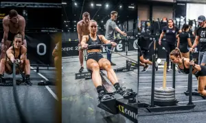 Trzy sceny treningu CrossFit: kobieta ciągnie linę, wiosłuje na ergometrze, pcha sanie.