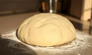 Perfekcyjne ciasto na pizzę: Ile wyrasta i jak je uratować?