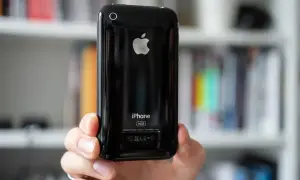 Main arrière d'un iPhone 3GS noir, 16 Go. Un objet iconique dont le prix à sa sortie était élevé.