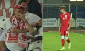 Wzruszony kibic w szaliku z orłem, tata Nicoly Zalewskiego, ogląda mecz. Obok młody piłkarz w czerwonej koszulce z numerem 18.