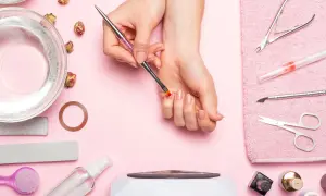 Narzędzia do manicure i dłonie przygotowujące się do zabiegu. Dowiedz się, jak zdjąć tipsy i uzyskać naturalny wygląd paznokci.